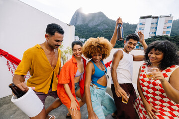 Plakat Brazilian friends dancing funk and celebrating with drinks on a rooftop in Rio