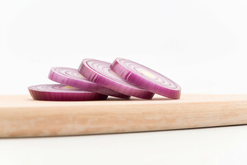 cipolla rossa a fette su un tagliere in legno immagine ravvicinata su fondo bianco