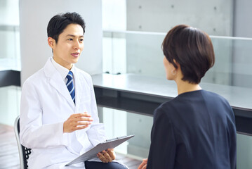 男性医師と女性患者 問診　医療相談
