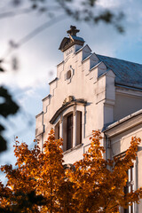 Zabytkowa kamienica w jesiennej scenerii - architektura miasta w ciepłym, jesiennym klimacie © Adam.rtk