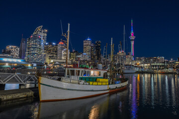 ニュージーランド　オークランドのバイアダクトから見えるスカイタワーとヨットーハーバーの夜景