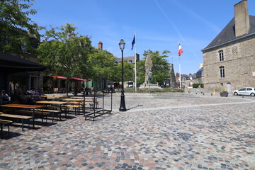 Monument aux morts place Aristide Briand, ville de Foug&egrave;res, d&eacute;partement d'Ille et Vilaine, Bretagne, France