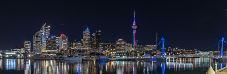 ニュージーランド　オークランドのバイアダクトから見えるスカイタワーとヨットーハーバーの夜景