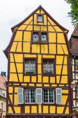 Fototapeta premium Historisches buntes Fachwerkhaus im Stadtteil Petite Venise, Colmar, Frankreich
