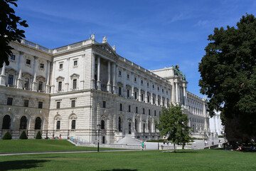 Obraz premium Hofburg Palace dans le jardin du Burggarten à Vienne en Autriche