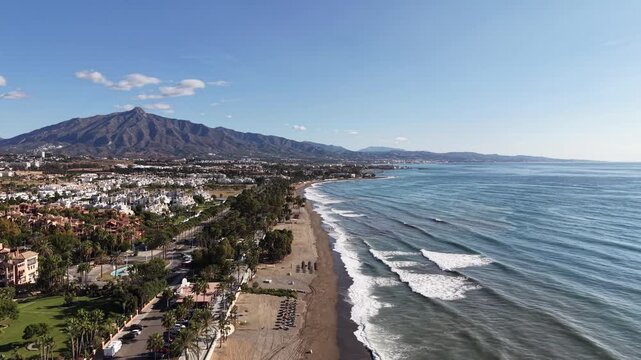 Vista a&eacute;rea de la playa de San pedro Alc&aacute;ntara en el municipio de Marbella, Espa&ntilde;a