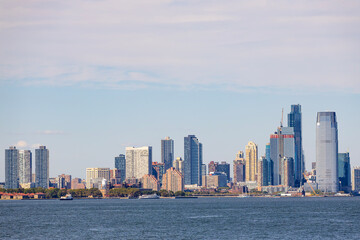 Fototapeta premium Brooklyn coastline with skyscrapers on Hudson Bay in New York.