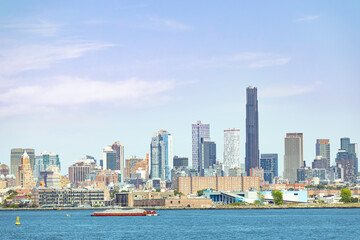 Naklejka premium Brooklyn coastline with skyscrapers on Hudson Bay in New York.