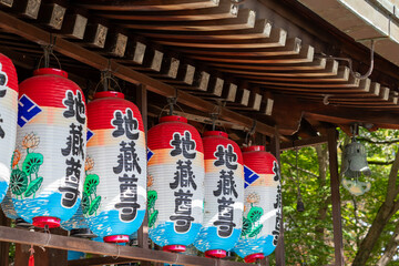 地蔵菩薩を祀るお堂の軒下に吊り下げられた提灯