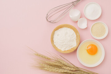 料理・お菓子づくりのイメージ(小麦粉・卵・塩・きび砂糖・麦の穂)・ピンク背景