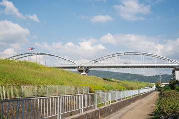 遊歩道を跨ぐ水管橋・水道橋