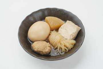 日本の食べ物・おでん【大根・しらたき・たまご・豆腐・鶏団子(鶏つくね)】