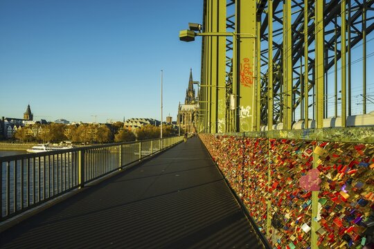 Love locks, loyalty sign, Hohenzollern Bridge, Cologne, Rhineland, North Rhine-Westphalia, Germany