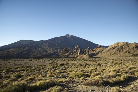Ucanca plain, behind it Roques de Garcia, lava rock formations and Pico del Teide, 3718m, Parque Nacional de las Ca&ntilde;adas del Teide, Teide National Park, UNESCO World Heritage Site, Tenerife, Canary Islands, Spain