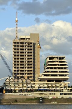 The Lufthansa high-rise (headquarters of the German airline until 2007) on the banks of the Rhine in Deutz becomes MaxCologne, renovation until 2012, Cologne, North Rhine-Westphalia, Germany