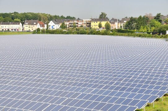 In Troisdorf-Oberlar, the currently largest ground-mounted photovoltaic system in North Rhine-Westphalia is installed on an area of 80, 000 square metres with an output of 3600 kWp, Troisdorf, North Rhine-Westphalia, Germany