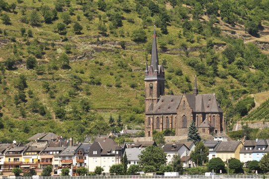 Lorchhausen in the Rheingau with the parish church of St Boniface, Hesse, Germany