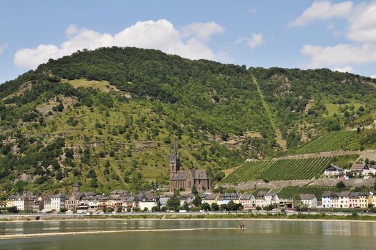 Lorchhausen in the Rheingau with the parish church of St Boniface, Hesse, Germany