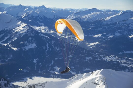 Paraglider, Nebelhorn, 2224m, near Oberstdorf, Allgaeuer Alps, Allgaeu, Bavaria, Germany