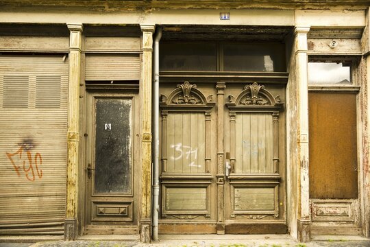 Facade of an old closed shop, in need of renovation, GDR architecture, city centre, Goerlitz, Free State of Saxony, Germany