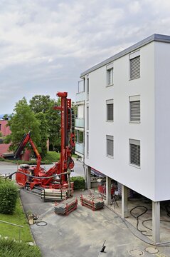 Drilling machine for the construction of boreholes for geothermal probes, Canton Zug, Switzerland
