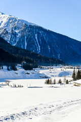 Davos, Davosersee, Bergsee, Eisfläche, Schneedecke, Winterlandschaft, Seeufer, Uferweg, Spazierweg, Dorf, Wolfgang, Passstrasse, Alpen, Winter, Graubünden, Schweiz