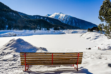 Davos, Davosersee, Bergsee, Eisfläche, Schneedecke, Winterlandschaft, Seeufer, Uferweg, Spazierweg, Holzbank, Dorf, Wolfgang, Passstrasse, Alpen, Winter, Graubünden, Schweiz