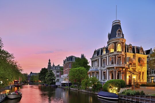 Villa from the end of the 19th century between Weteringschans and the Singelgracht, opposite the Rijksmuseum in the evening light after sunset, Amsterdam, North Holland, Netherlands