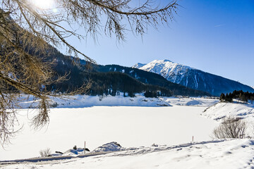 Davos, Davosersee, Bergsee, Eisfläche, Schneedecke, Winterlandschaft, Seeufer, Uferweg, Spazierweg, Dorf, Wolfgang, Passstrasse, Alpen, Winter, Graubünden, Schweiz