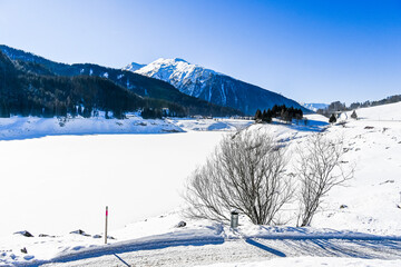 Davos, Davosersee, Bergsee, Eisfläche, Schneedecke, Winterlandschaft, Seeufer, Uferweg, Spazierweg, Dorf, Wolfgang, Passstrasse, Alpen, Winter, Graubünden, Schweiz