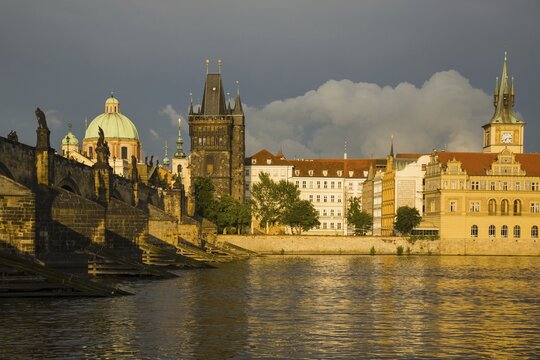 Vltava River with Charles Bridge, Karluv most, Old Town Bridge Tower, Bedrich Smetana Museum in the former waterworks, behind it the Old Town Water Tower, Smetana Quay, Old Town, UNESCO World Heritage Site, Prague, Bohemia, Czech Republic, Czech Republic