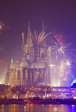 New Year's Eve fireworks, Cologne Cathedral, banks of the Rhine, Cologne, Rhineland, North Rhine-Westphalia, Germany
