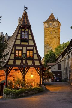 Gerlachschmiede, behind it the Roedertor, Rothenburg ob der Tauber, Bavaria, Germany