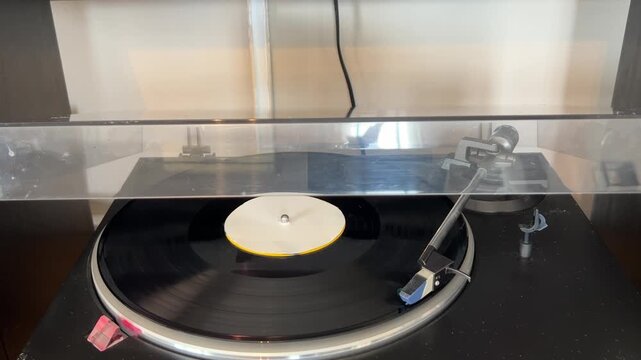 Primer plano tocadiscos retro reproduciendo vinilo 4K