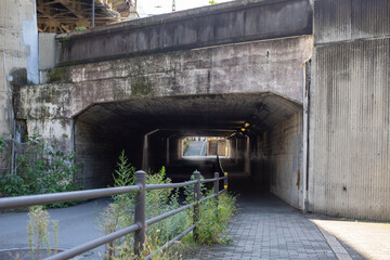 無人のトンネルの入り口