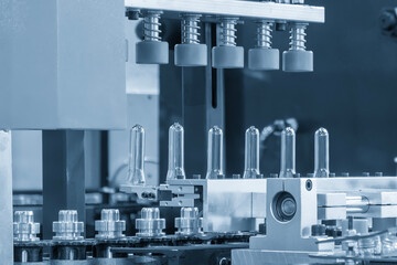 Conveyor belt deliver the preform shape to the  blow mold machine.