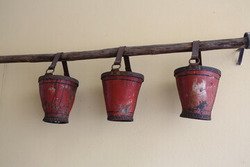 Seaux en métal cerclés de métal suspendus sur une barre