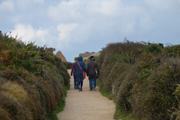 Groupe de randonneurs seniors sur un sentier en Bretagne