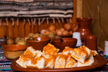 Bodegón de pan con chorizo, papas arrugadas y huevos duros en la isla de Gran Canaria, España