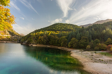 Lago di San Domenico al tramonto in Abruzzo nel periodo del folliage 