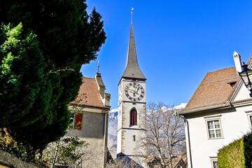 Naklejka premium Chur, St. Martinskirche, Kirchturm, Turm, St. Martinsplatz, Altstadt, historische Häuser, Gassen, Alpen, Bergstrassen, Alpenstadt, Graubünden, Winter, Wintersonne, Schweiz
