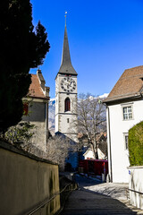 Chur, St. Martinskirche, Kirchturm, Turm, St. Martinsplatz, Altstadt, historische Häuser, Gassen, Alpen, Bergstrassen, Alpenstadt, Graubünden, Winter, Wintersonne, Schweiz