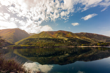 Lago di San Domenico al tramonto in Abruzzo nel periodo del folliage 