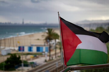 Bandera palestina ondeando al viento frente al mar Mediterr&aacute;neo
