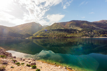Lago di San Domenico al tramonto in Abruzzo nel periodo del folliage 