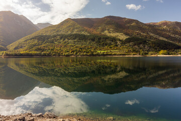 Lago di San Domenico al tramonto in Abruzzo nel periodo del folliage 