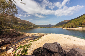 Lago di San Domenico al tramonto in Abruzzo nel periodo del folliage 