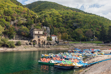 Lago di Scanno in Abruzzo. L'autunno e i suoi colori.