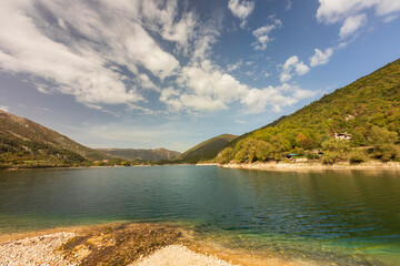 Lago di Scanno in Abruzzo. L'autunno e i suoi colori.