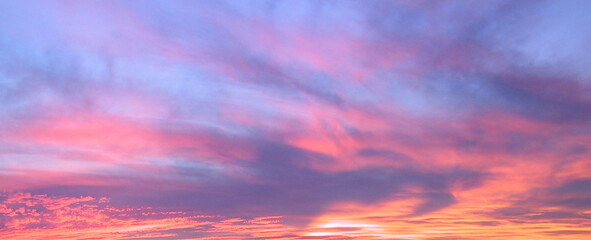 Vivid Pink and Purple Sunset Sky with Wispy Clouds, Stunning Evening Horizon, Dreamy and Colorful Natural Scene, Tranquil and Inspiring Skyscape, Expansive Outdoor Beauty, Serene and Peaceful Atmosphe